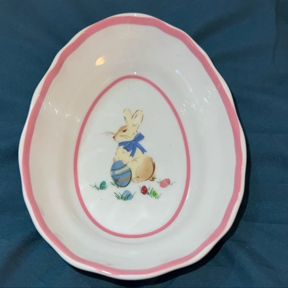 WILLIAMS SONOMA EGG SHAPED BOWLS W/ SCALLOPED EDGES AND EASTER BUNNY DESIGNS